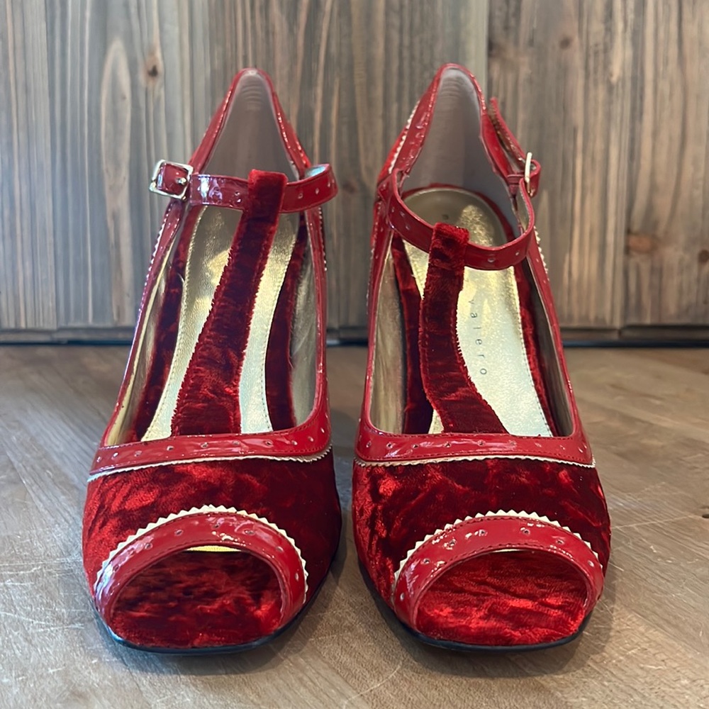 Martinez Valero Crushed Red Velvet w/ gold accent peep toe Strappy Heels Sz 7.5